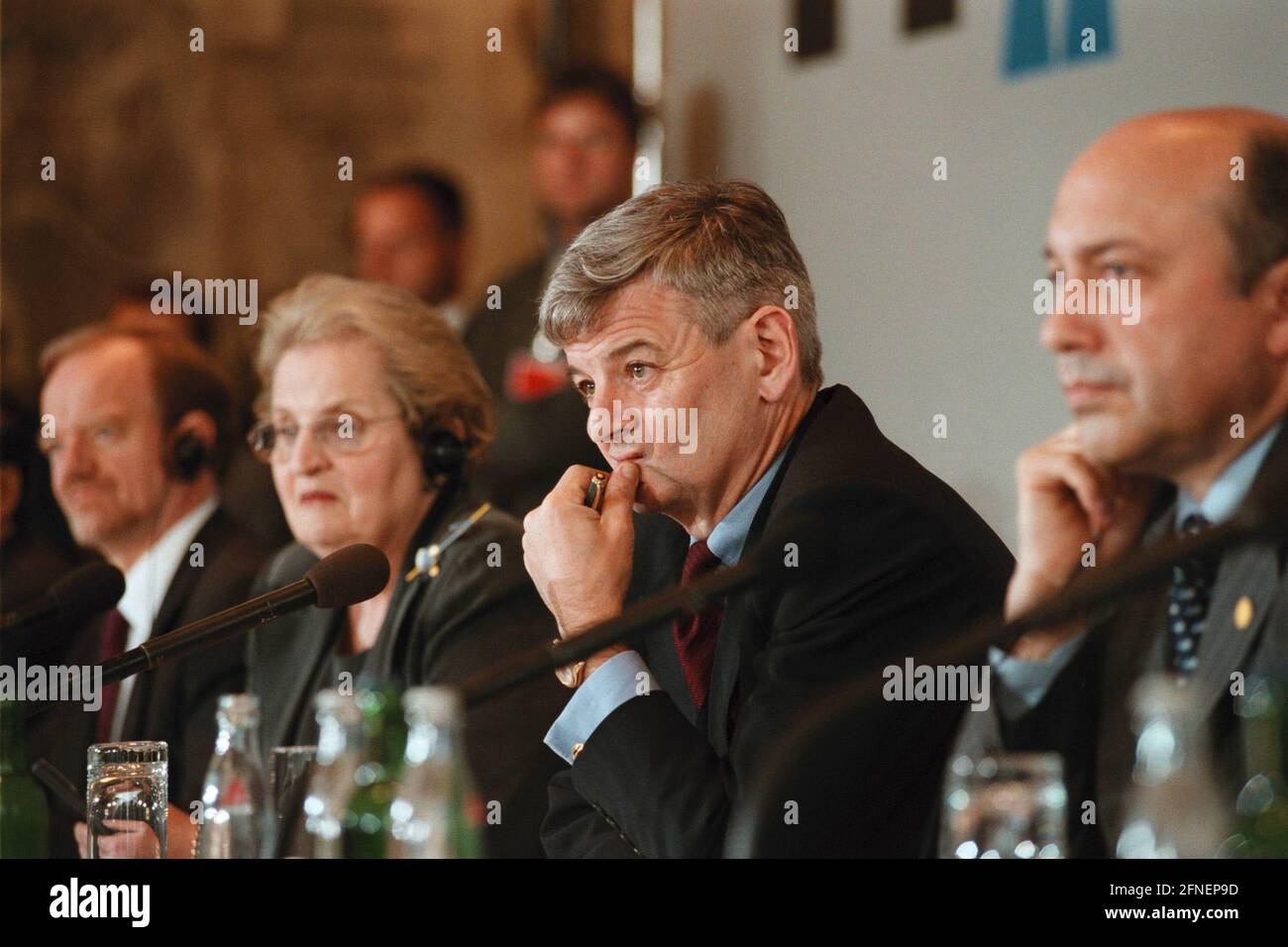 Robin Cook (Außenminister Großbritannien), Madeleine Albright (Staatssekretärin USA), Bundesaußenminister Joschka Fischer und Igor Iwanow (Außenminister Russland) erläutern auf einer Pressekonferenz den vereinbarten Resolutionsentwurf als Ergebnis ihrer G-8-Sonderkonferenz zum Kosovo. [Automatisierte Übersetzung] Stockfoto