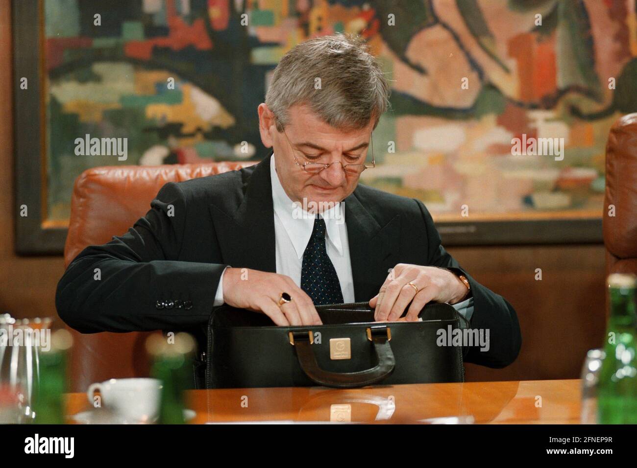 Bundesaußenminister Joschka Fischer, Bündnis 90/Grüne vor Beginn der Kabinettssitzung im Bundeskanzleramt. [Automatisierte Übersetzung] Stockfoto