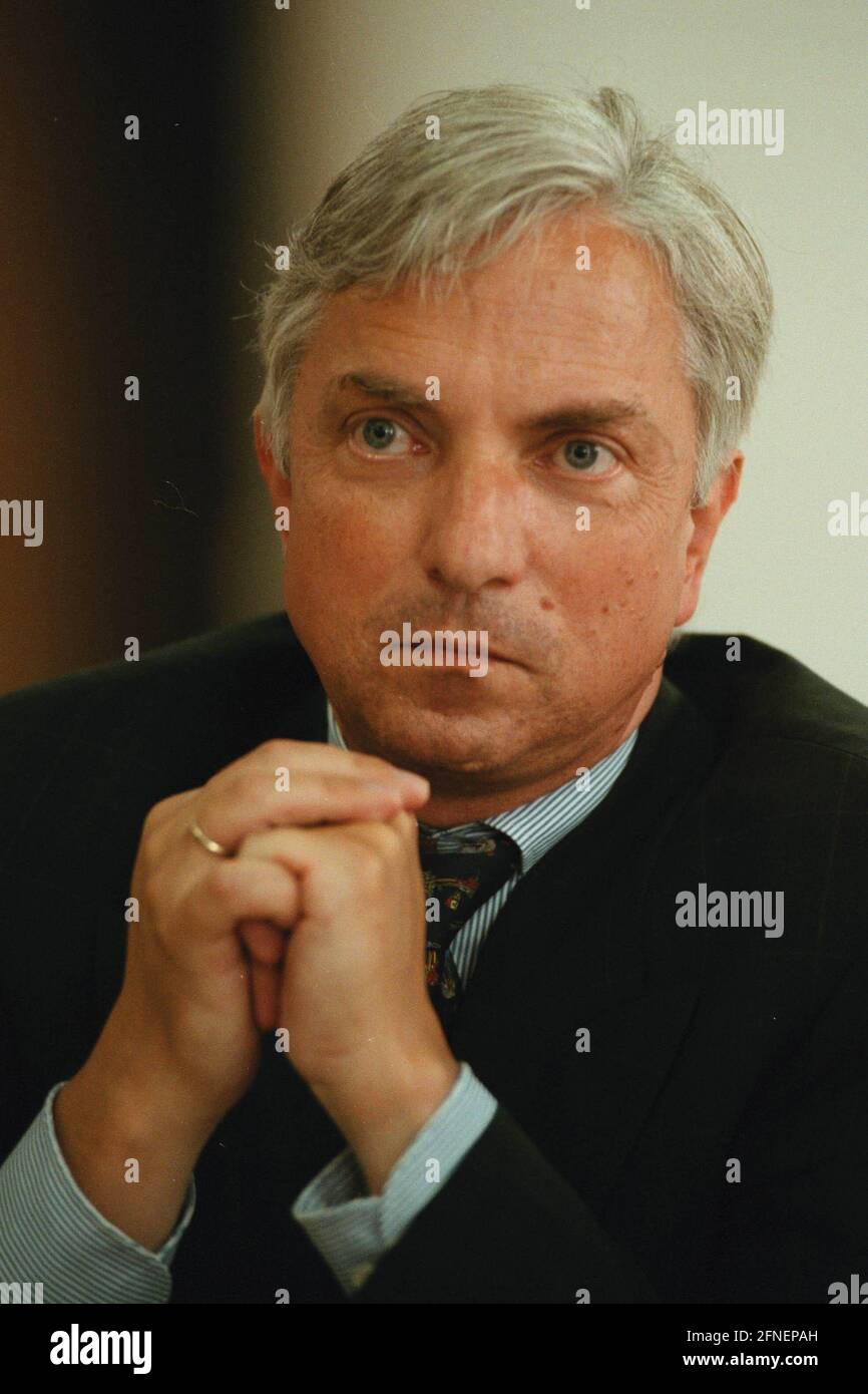 Dieter Hackler, Beauftragter der Bundesregierung für den Zivildienst, bei einem Gespräch mit Zivildienstmitarbeitern der Charité in Berlin. [Automatisierte Übersetzung] Stockfoto