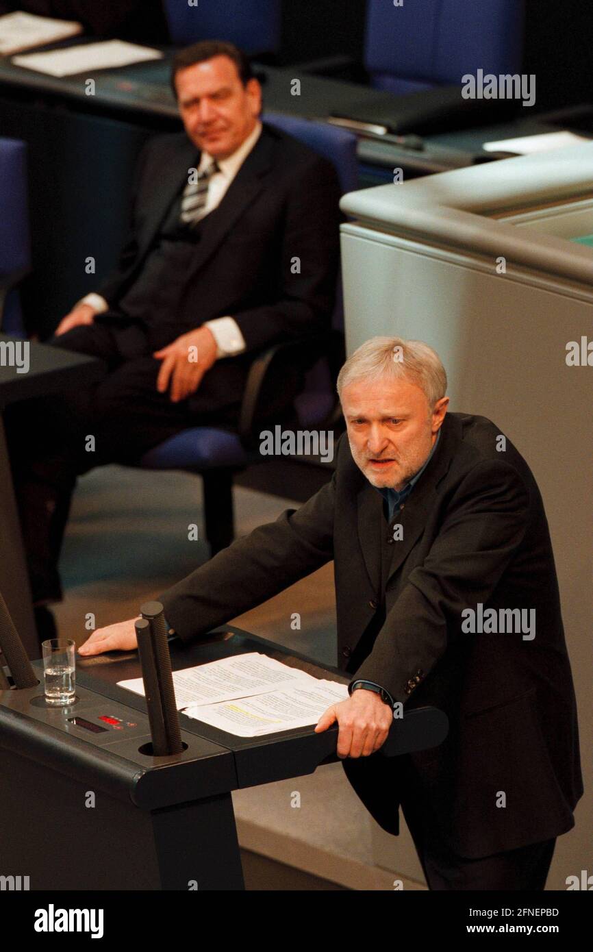 Eröffnungssitzung des Deutschen Bundestages im Reichstag in Berlin: Werner Schulz, Mitglied des Bundestages, Bündnis 90/die Grünen, spricht im Hintergrund über die Debatte über die Vollendung der Deutschen Einheit: Bundeskanzler Gerhard Schröder, SPD. [Automatisierte Übersetzung] Stockfoto