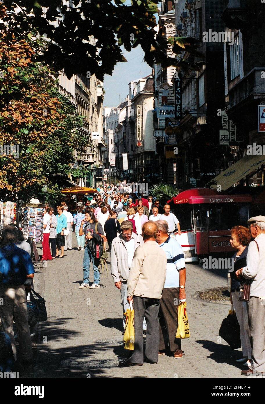 Die Váci utca in Budapest, die ehemalige Waitzner Gasse, ist eine der berühmtesten Fußgängerzonen der Welt. [Automatisierte Übersetzung] Stockfoto