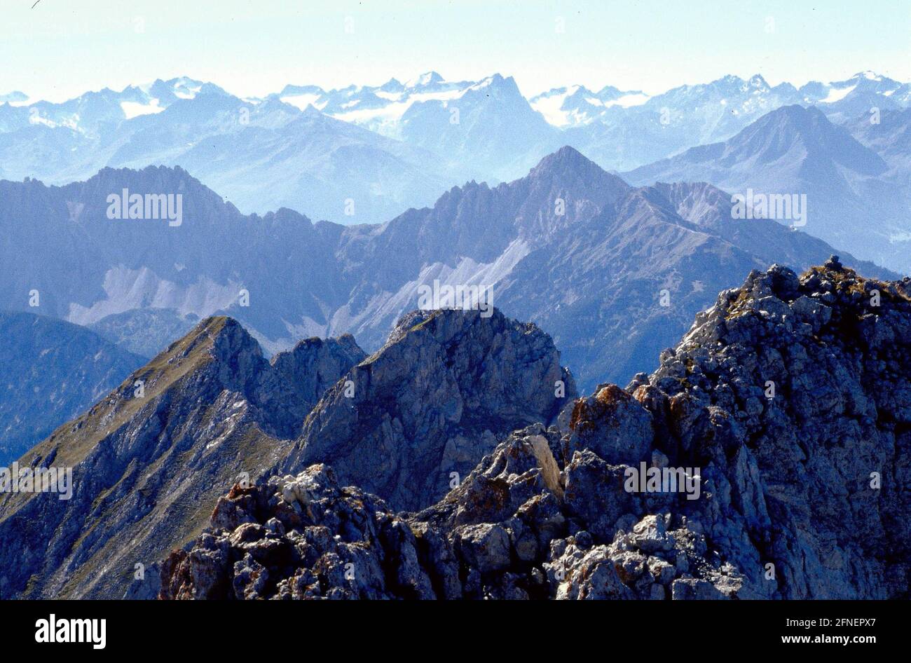 Blick von der westlichen Karwendelspitze auf das Wettersteinmassiv [automatisiert Übersetzung] Stockfoto