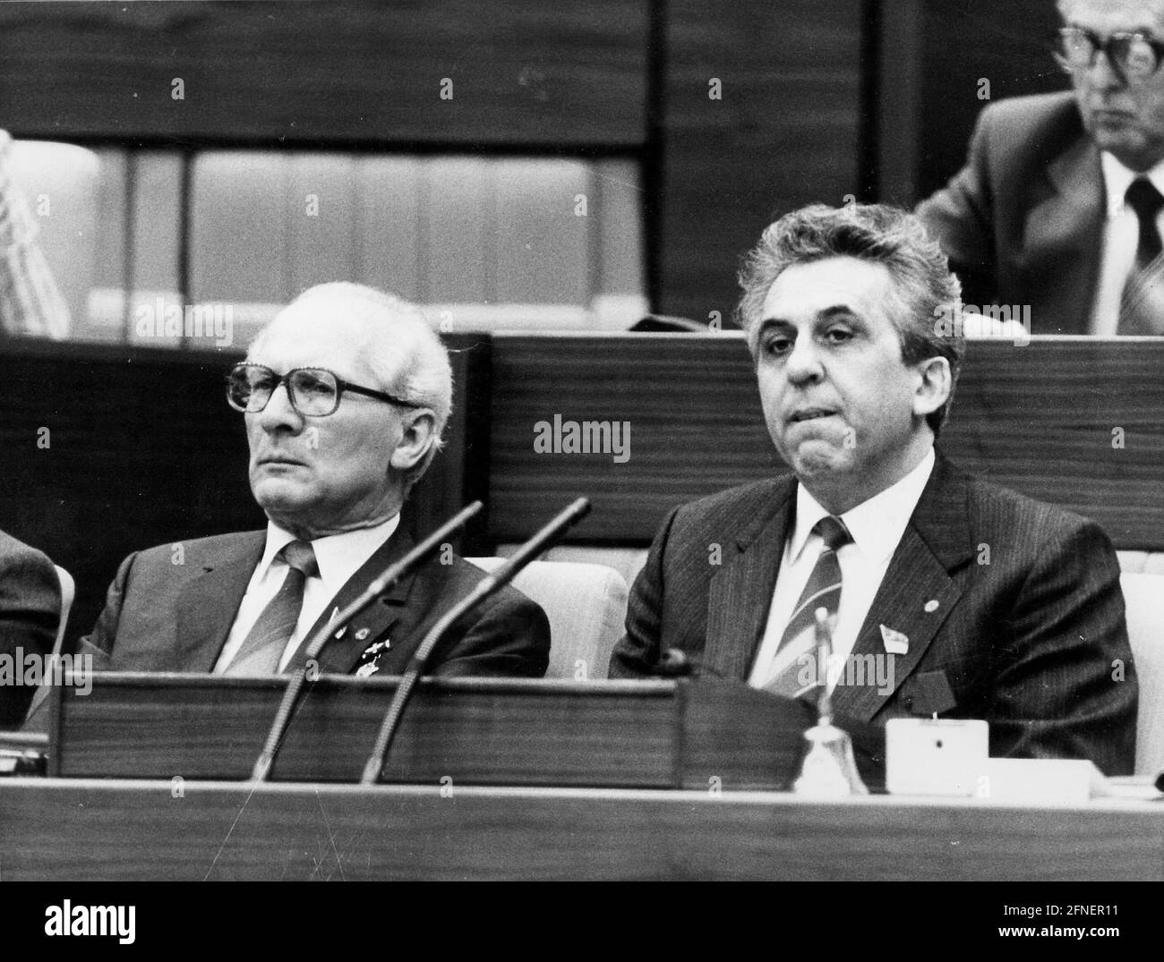 SED-Generalsekretär Erich Honecker und sein Nachfolger Egon Krenz, fotografiert während einer Sitzung der Volkskammer einige Wochen vor dem Fall. [Automatisierte Übersetzung] Stockfoto
