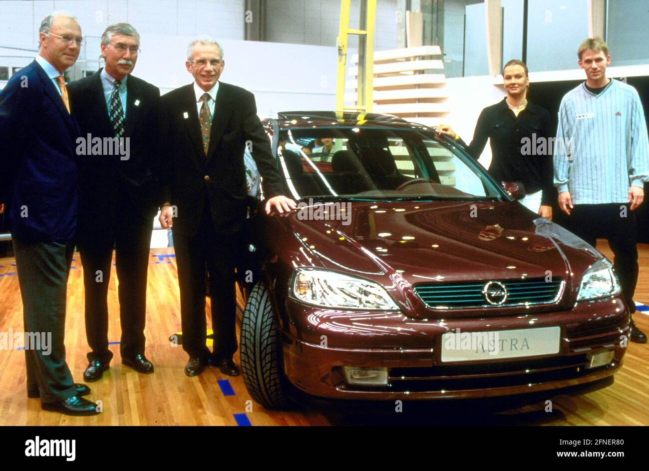 Franz Beckenbauer, Peter H. Hanenberger, David J. Hermann, Franziska von Almsick und Frank Busemann präsentieren einen Opel Astra. [Automatisierte Übersetzung] Stockfoto
