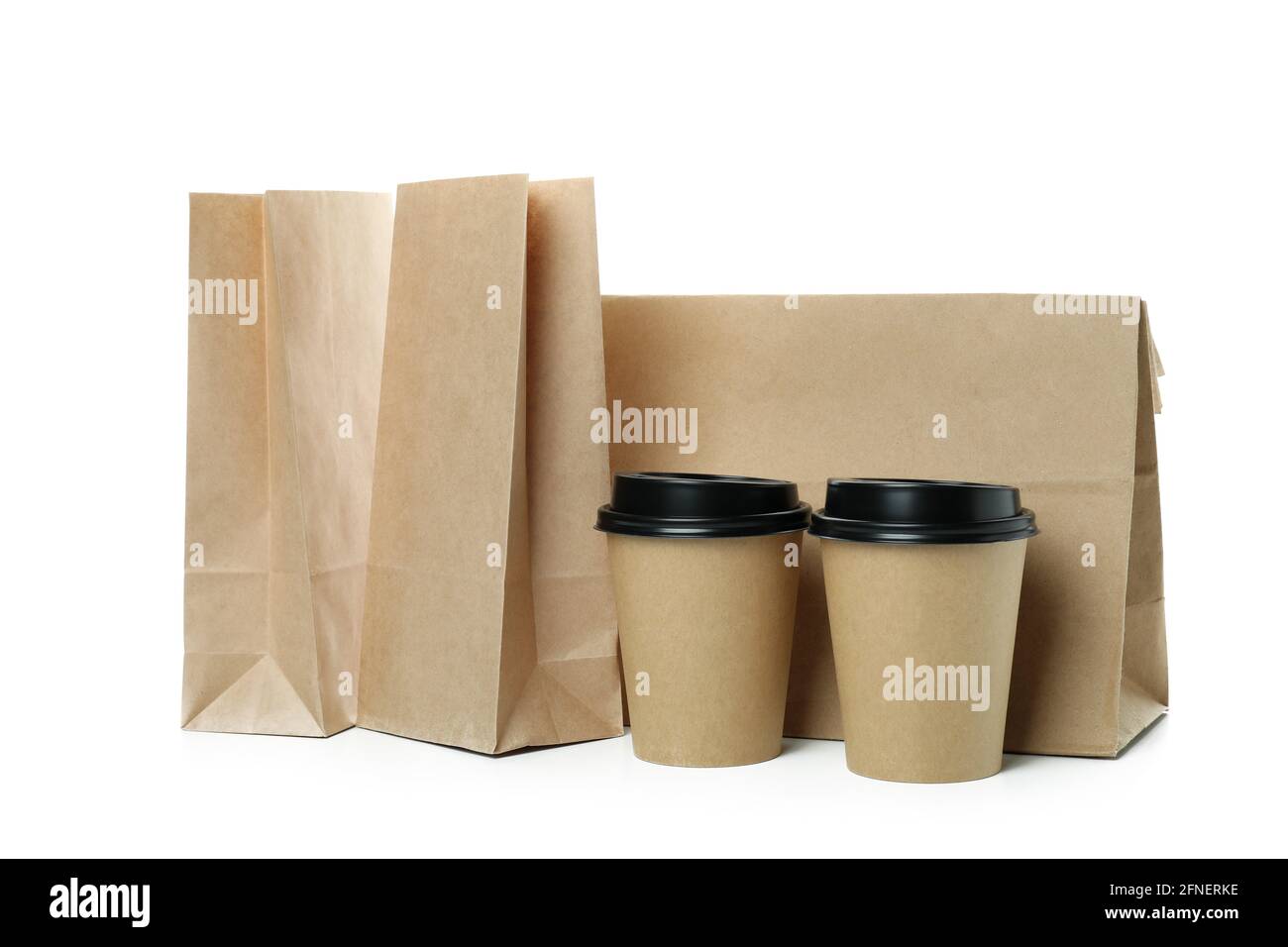 Pappbecher und Papiertüten isoliert auf weißem Hintergrund Stockfoto