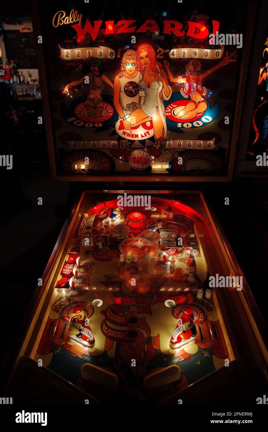 Bally Wizard! flipper-Maschine in einer Spielhalle in Ottawa, Ontario, Kanada Stockfoto