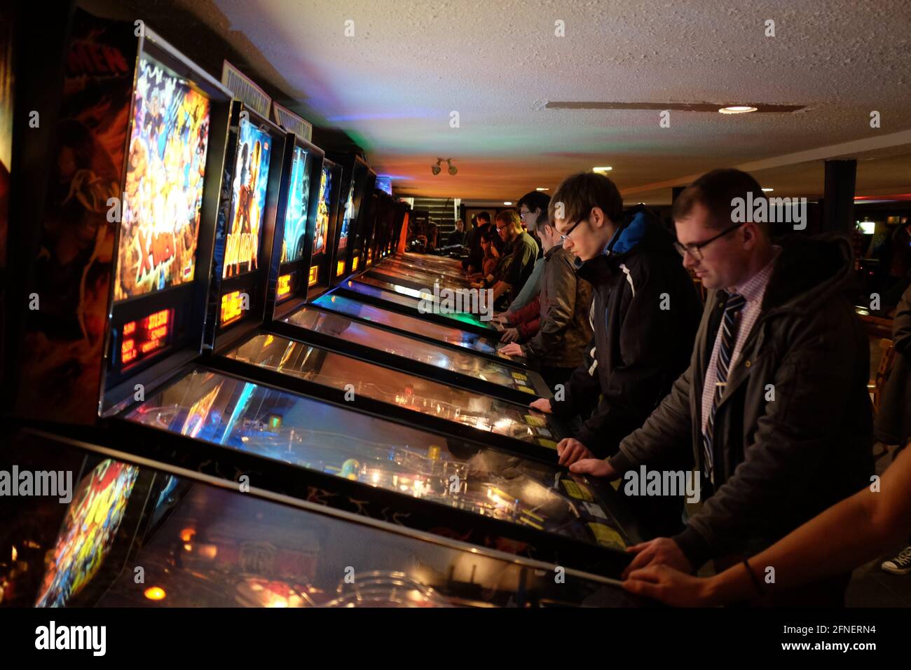 Junge Männer spielen auf Flipper-Maschinen in einer Spielhalle in Ottawa, Ontario, Kanada Stockfoto