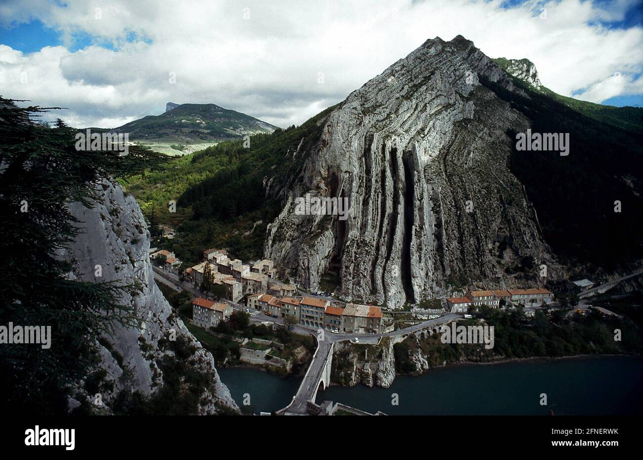 'Blick auf die kleine Stadt Sisteron am Fluss ''Durance'', durch die die Touristenstraße ''La Route Napoléon'' führt. [Automatisierte Übersetzung]' Stockfoto