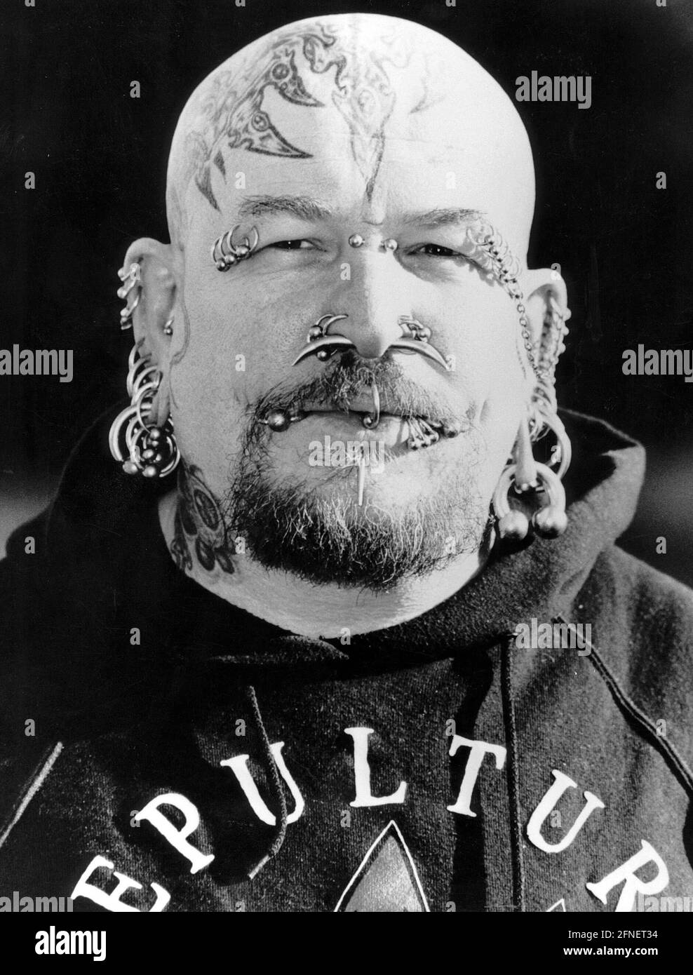 „der Belgier Alex Lambrecht hält den Weltrekord im Piercing. Er wurde 137 Mal 'durchbohrt' und mit den entsprechenden Ringen und Metallteilen verziert. [Automatisierte Übersetzung]' Stockfoto