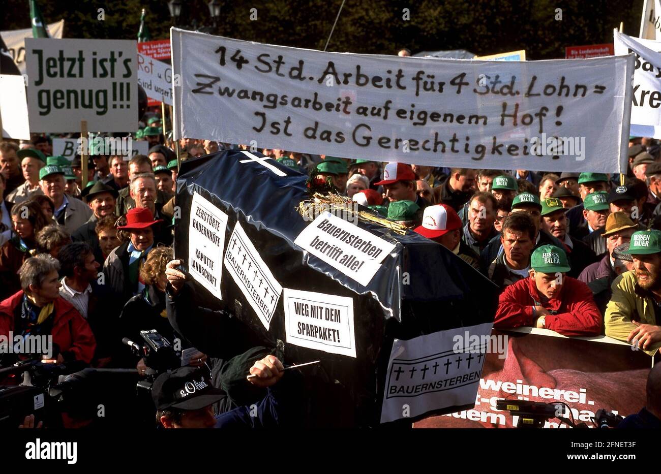 Bauern demonstrieren mit Transparenten am Brandenburger Tor in Berlin gegen die Sparpolitik der Bundesregierung. [Automatisierte Übersetzung] Stockfoto