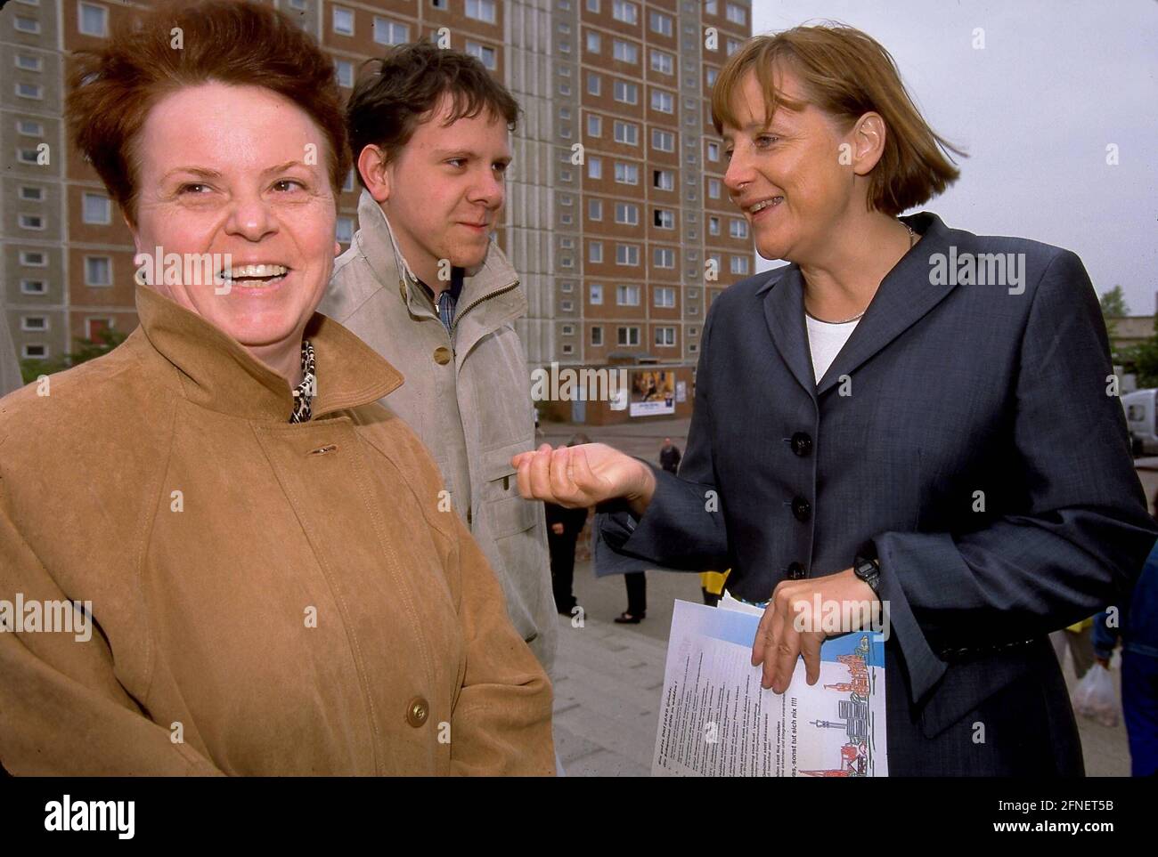 CDU-Generalsekretärin Angelika Merkel während des Europawahlkampfes auf dem Berliner Platz in Schwerin (großer Dresch) im Gespräch mit den Bürgern. [Automatisierte Übersetzung] Stockfoto