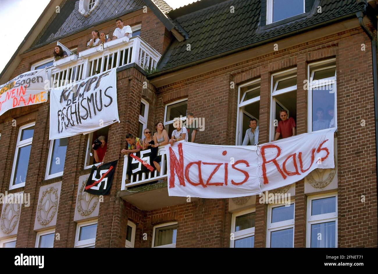 Nazis raus - Kampf gegen Rassismus .... Mit Spruchbändern vor den Fenstern protestieren Hamburger Bergedorf gegen einen Neonazi-marsch gegen die Wehrmachtsausstellung. [Automatisierte Übersetzung] Stockfoto