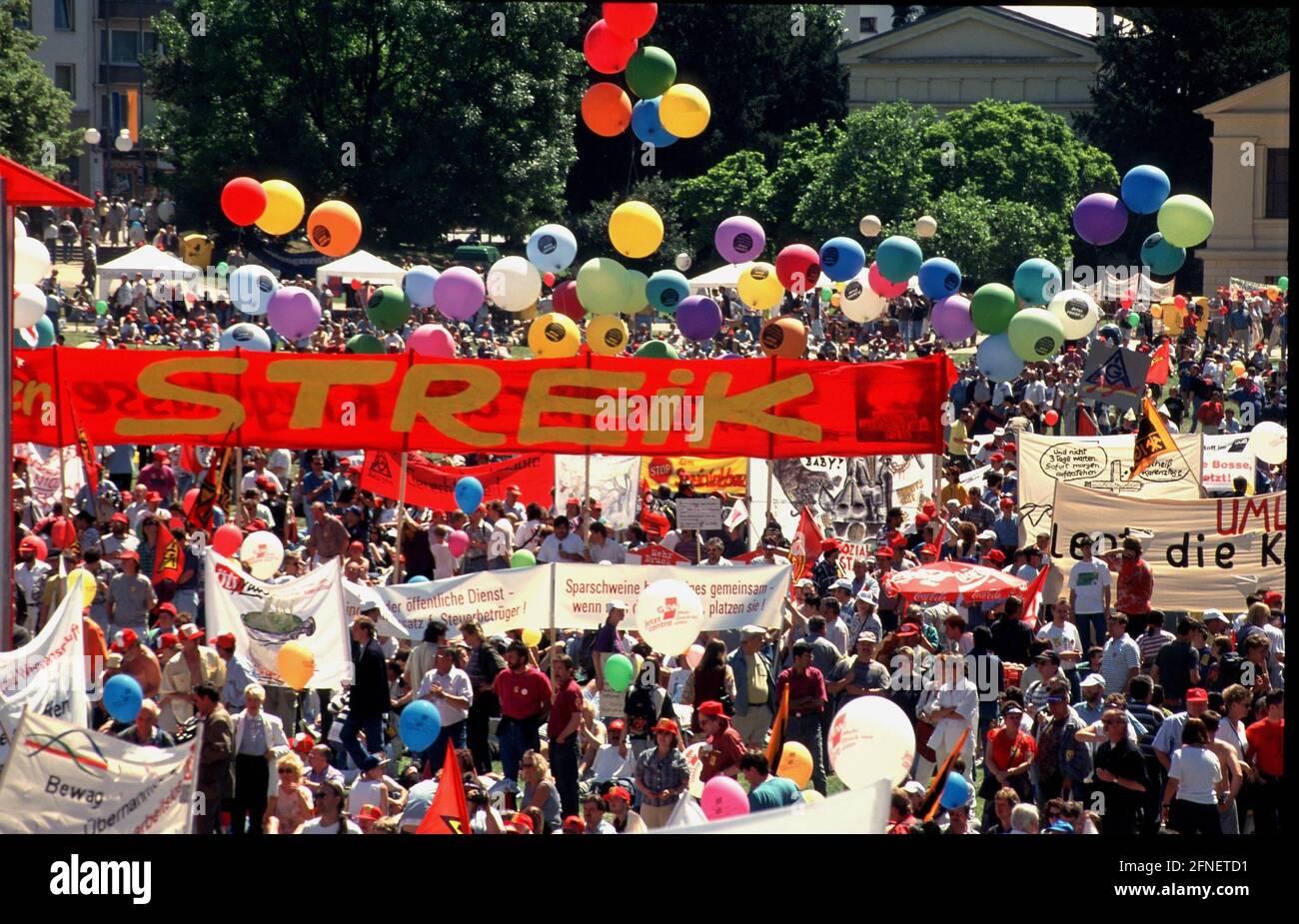 Demonstration gegen das Sparpaket der Bundesregierung in Bonn. [Automatisierte Übersetzung] Stockfoto