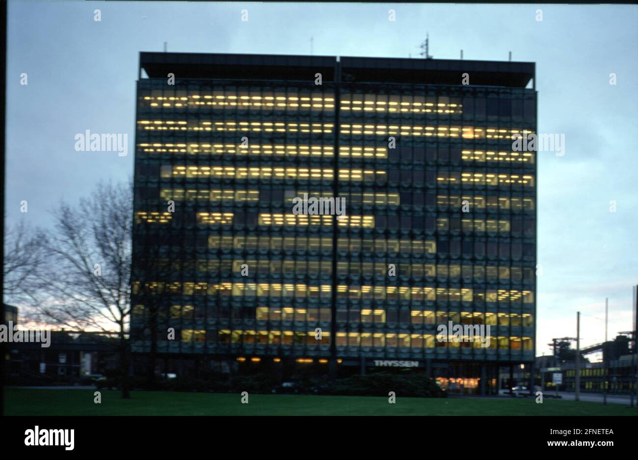 Verwaltungsturm der Thyssen Krupp Stahl AG in Duisburg in der Kaiser-Wilhelm-Straße. [Automatisierte Übersetzung] Stockfoto