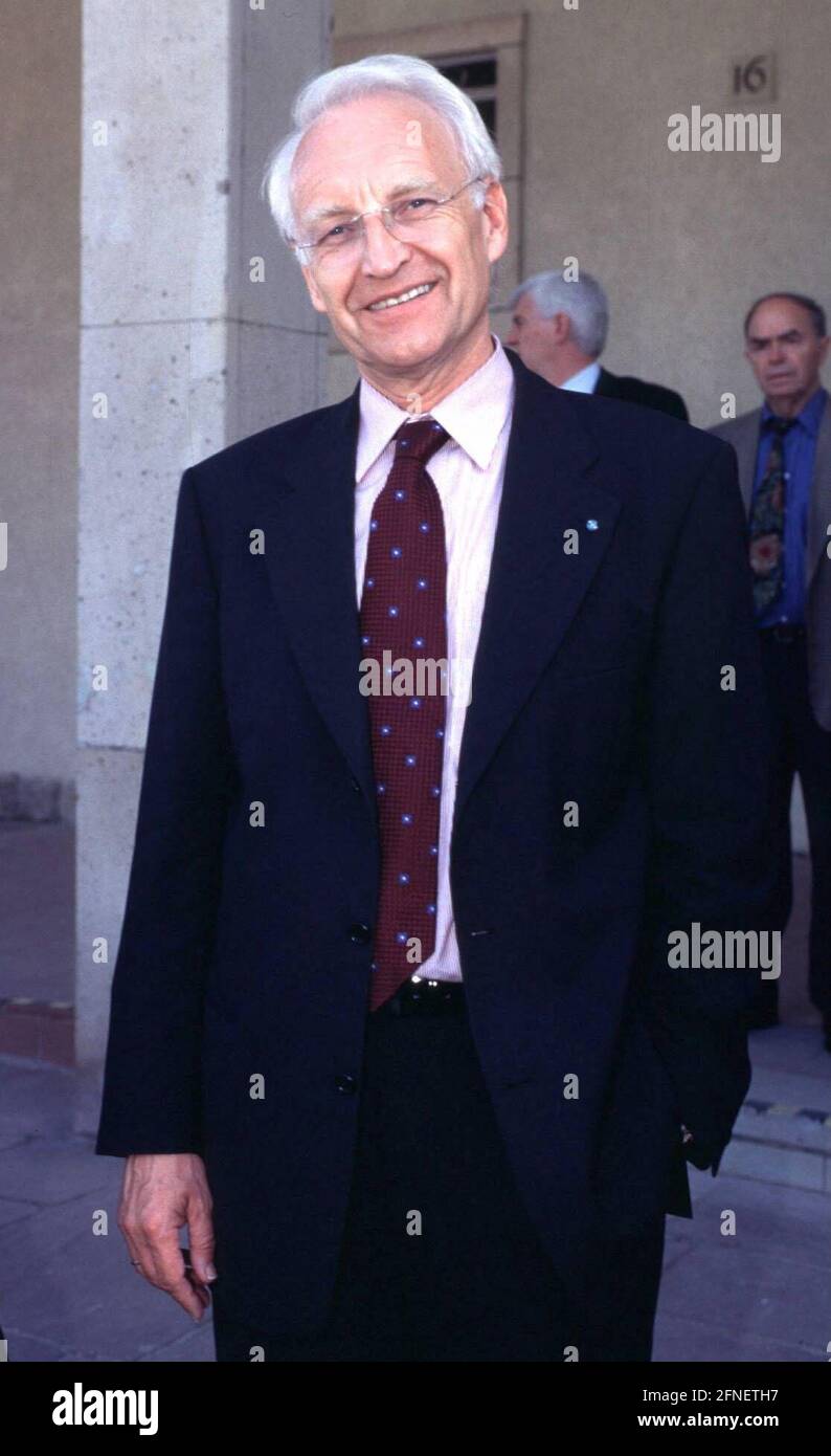 Bayerns Ministerpräsident EDMUND STOIBER (Foto) will weder Kanzler noch Kanzler-Kandidat werden. In einem Gespräch mit den Redakteuren der Wochenzeitung "die Zeit" (erscheint am 21.6.2001) soll er wörtlich gesagt haben: "Ich Suche kein anderes politisches Amt. Ich möchte Ministerpräsident von Bayern bleiben.“ Gleichzeitig kündigte der CSU-Chef einen härteren Konfrontationskurs mit der Bundesregierung für den Bundestagswahlkampf 2002 an. [Automatisierte Übersetzung] Stockfoto