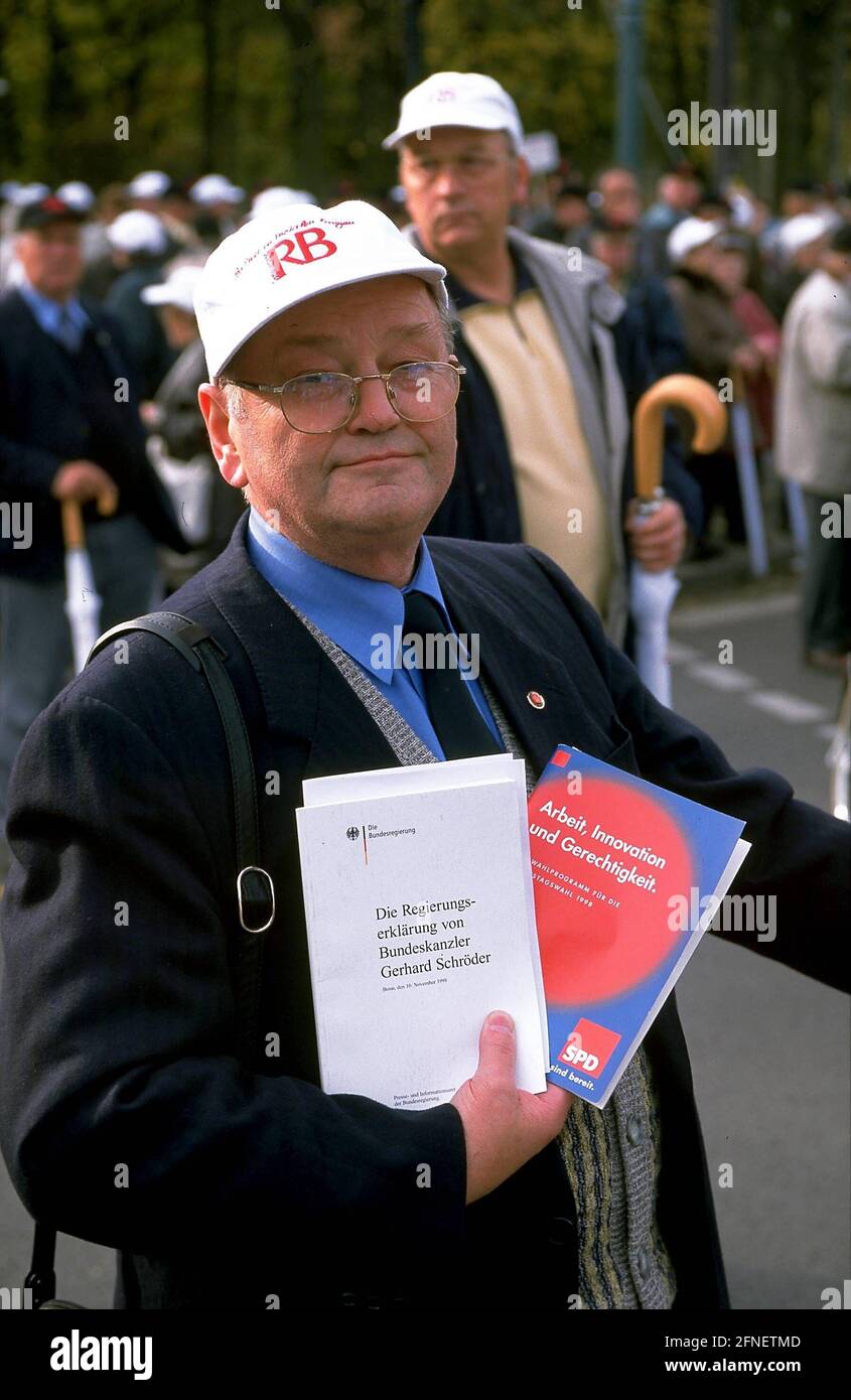 Bauern demonstrieren am Brandenburger Tor in Berlin gegen die Sparpolitik der Bundesregierung. Im Vordergrund ein Demonstrator mit der SPD-Broschüre "Arbeit, Innovation und Gerechtigkeit" und einem gedruckten Exemplar der Regierungserklärung von Bundeskanzler Gerhard Schröder. [Automatisierte Übersetzung] Stockfoto