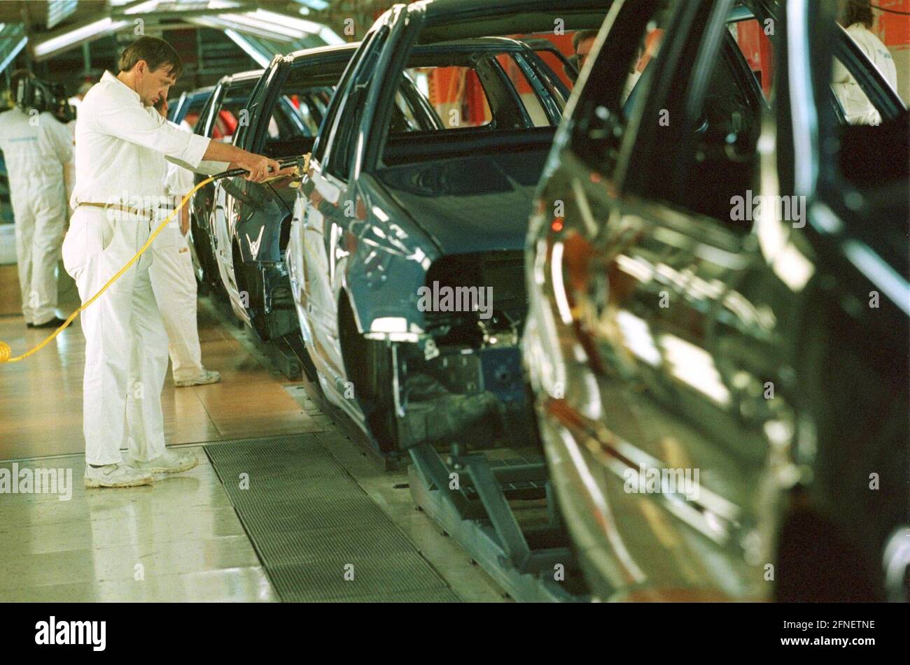 Auto Malerei bei VW-Werk Wolfsburg , Volkswagen , Fabrik , Arbeiter malt Autos Auto Fahrzeug KFZ. [Automatisierte Übersetzung] Stockfoto