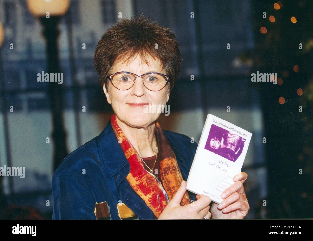 Lea Ackermann, religiöse Schwester, Buchautorin und Aktivistin gegen Menschenhandel, mit ihrem Buch 'die Frau nach Katalog'.n Stockfoto