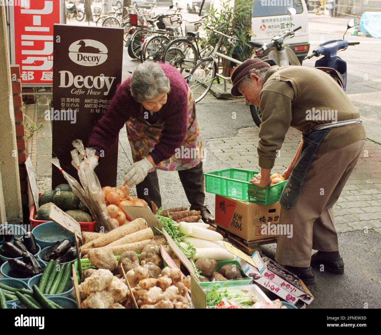 Alte Leute arbeiten in einem Gemüseladen in Kyoto. [Automatisierte Übersetzung] Stockfoto