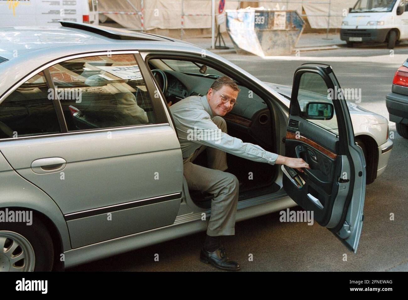 Guido Westerwelle, Generalsekretär der FDP, steigt aus seinem offiziellen Auto aus. BILD: 19990913-01/01-01 [automatisierte Übersetzung] Stockfoto