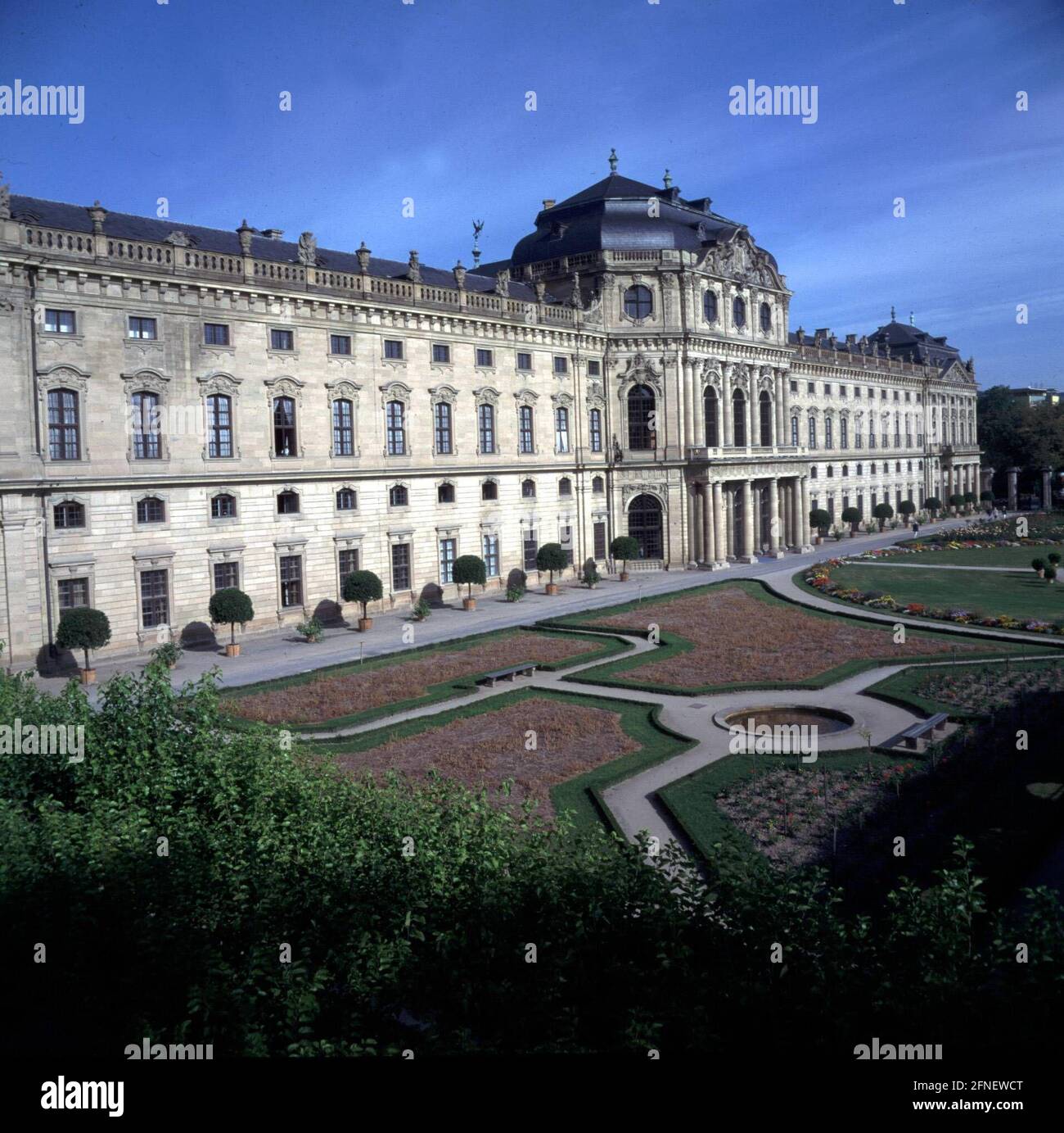 Hofgarten vor der Residenz in Würzburg, erbaut 1719-1744 nach Plänen von Balthasar Neumann. [Automatisierte Übersetzung] Stockfoto