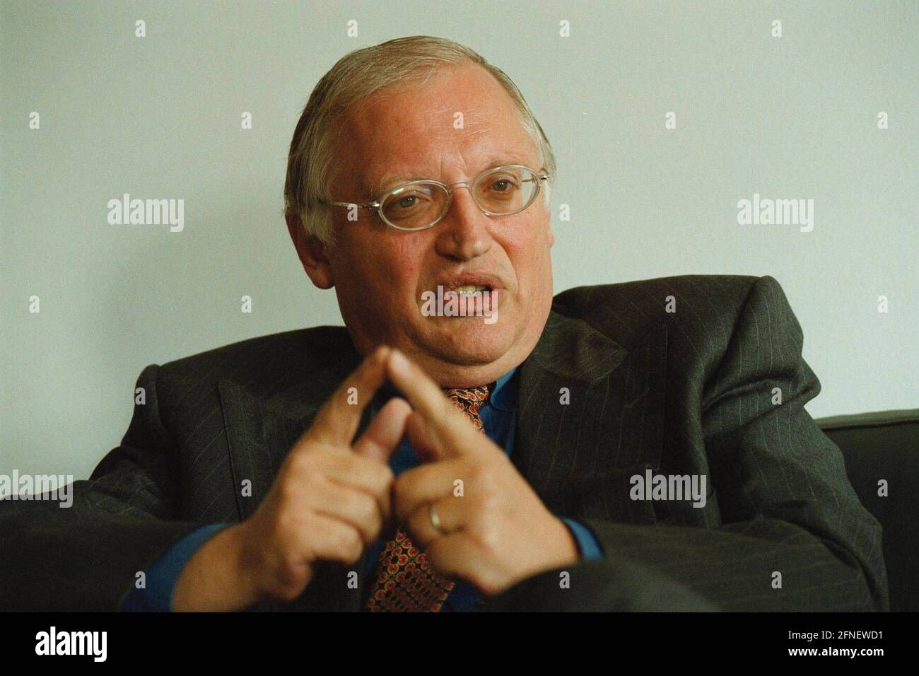 Günter Verheugen, SPD, Staatsminister im Auswärtigen Amt und künftiger EU-Kommissar, bei einem Interview in seinem Amt. [Automatisierte Übersetzung] Stockfoto