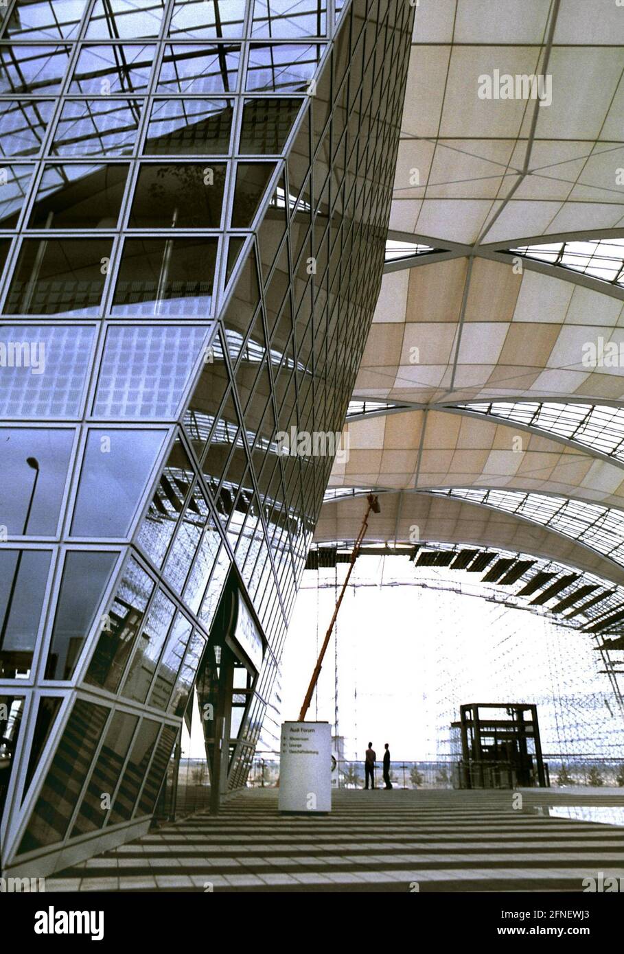 Das 'Munich Airport Center' (MAC) am Flughafen München vom Architekten  Helmut Jahn. [Automatisierte Übersetzung] Stockfotografie - Alamy