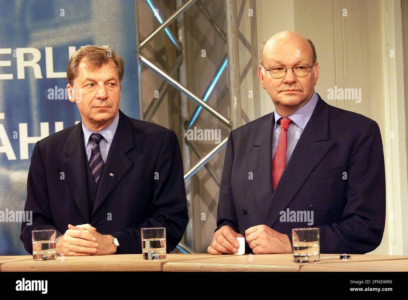 Der Regierende Bürgermeister Eberhard Diepgen (l.) und der SPD-Spitzenkandidat Walter Momper in einem Fernsehstudio am Abend der Wahl zum Berliner Repräsentantenhaus. Andreas Schoelzel, Berlin. [Automatisierte Übersetzung] Stockfoto