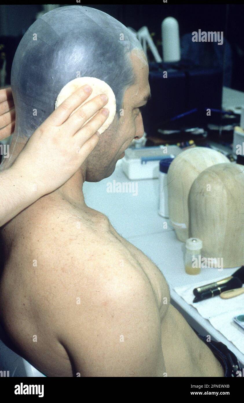 Make-up Artist Student der Make-up Artist School der Bayerischen Theaterakademie am Prinzregententheater, bei der Arbeit. [Automatisierte Übersetzung] Stockfoto