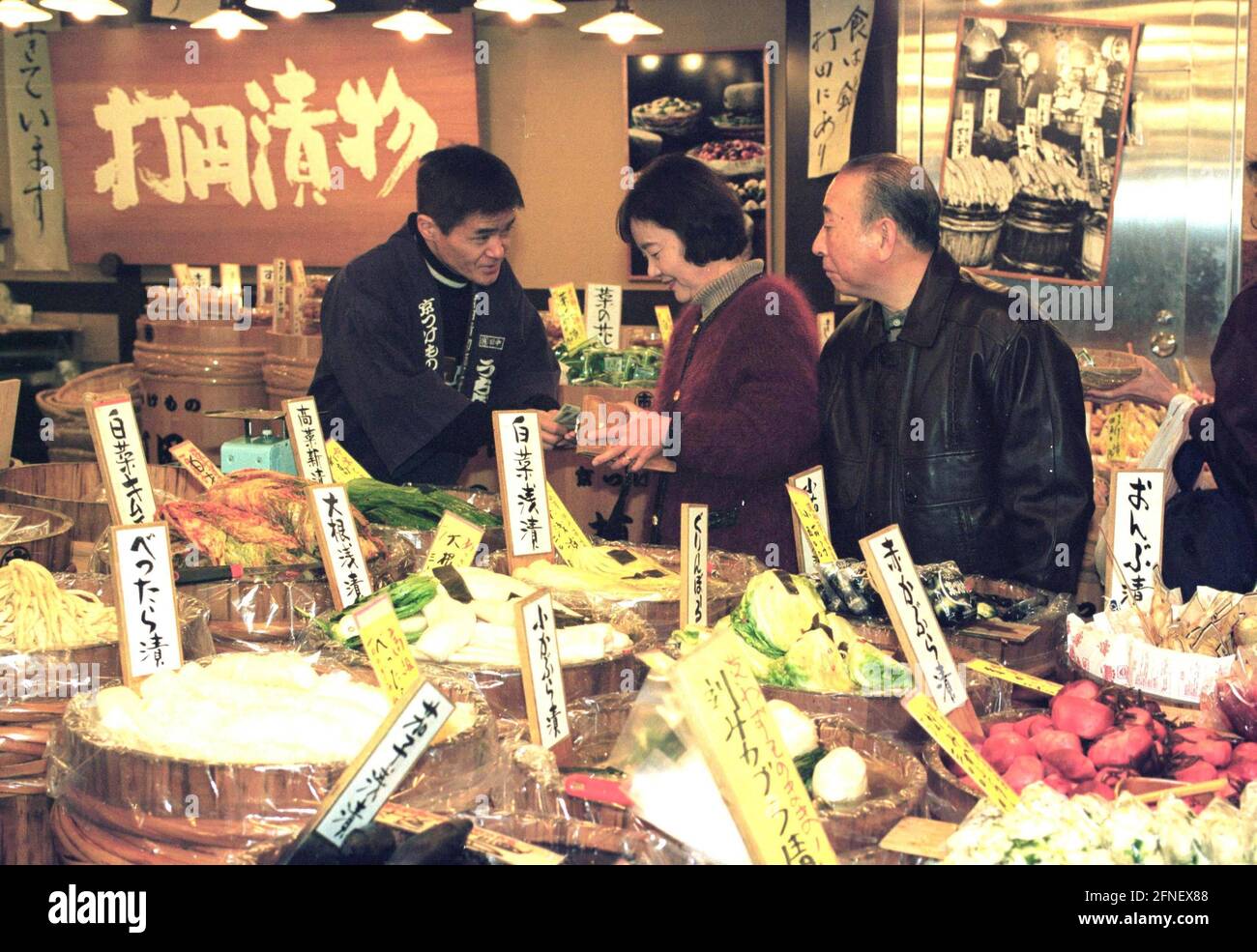 Kunden an einem Stand auf der Kyoto Market Street. [Automatisierte Übersetzung] Stockfoto