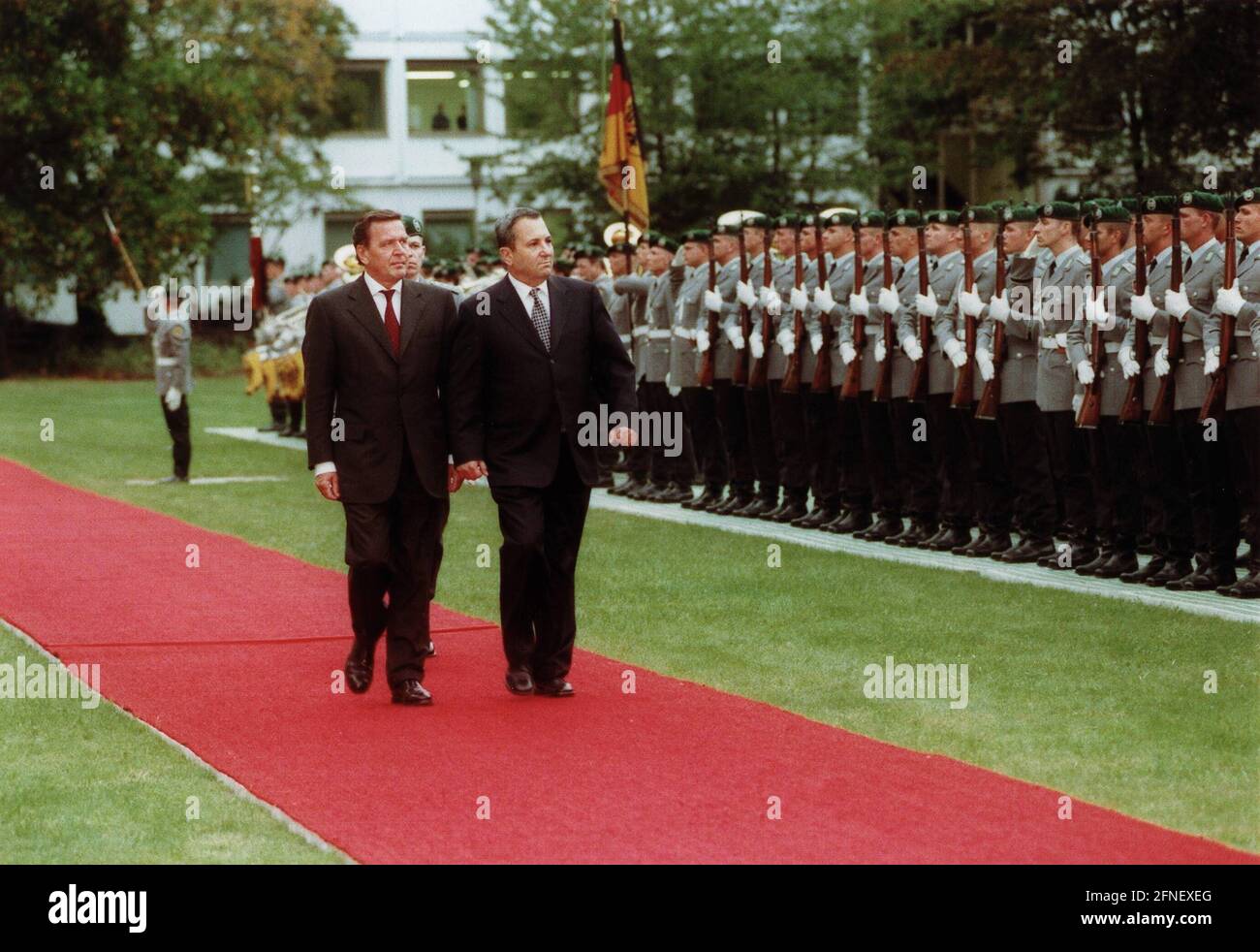 Bundeskanzler Gerhard Schröder (SPD) (rechts) empfängt den israelischen Ministerpräsidenten Ehud Barak in Berlin. Foto: Alexander Völkel, Bild-Nr.: 113M33/22 Stockfoto