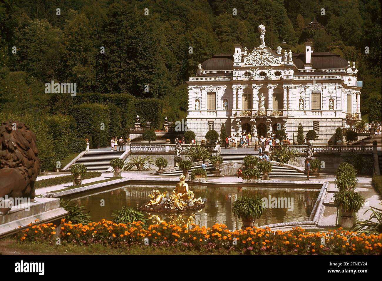 Das Schloss Linderhof, das von 1874 bis 1878 vom bayerischen König Ludwig II. Erbaut wurde, ist ein Rokoko-Palast mit Wasserfällen, Kaskaden, künstlicher Grotte und Gärten. [Automatisierte Übersetzung] Stockfoto