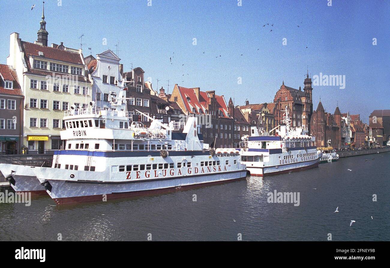 Panoramablick auf die Danziger Altstadt und den Hafen im Stadtteil Neufahrwasser an der Toten Weichsel und Ostsee. [Automatisierte Übersetzung] Stockfoto