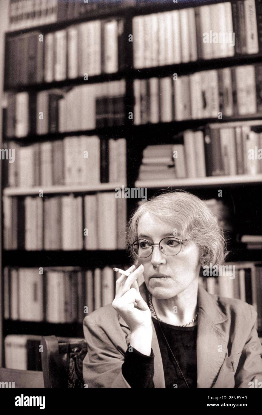 Olga Denisova (geb. 1944), russische Dichterin, in ihrem Studium in Dortmund. [Automatisierte Übersetzung] Stockfoto