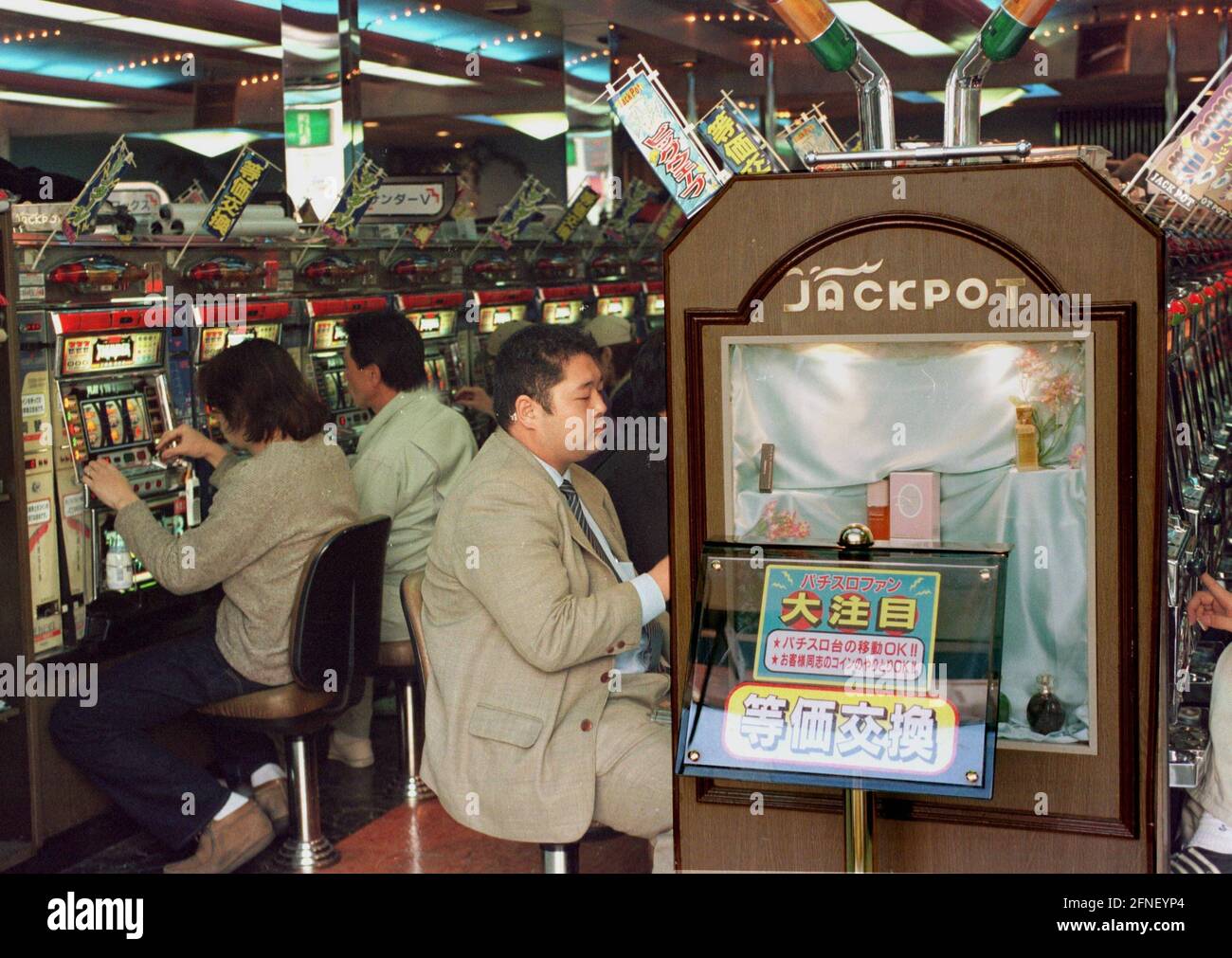 Die Spieler versuchen ihr Glück an den Spielautomaten. [Automatisierte Übersetzung] Stockfoto