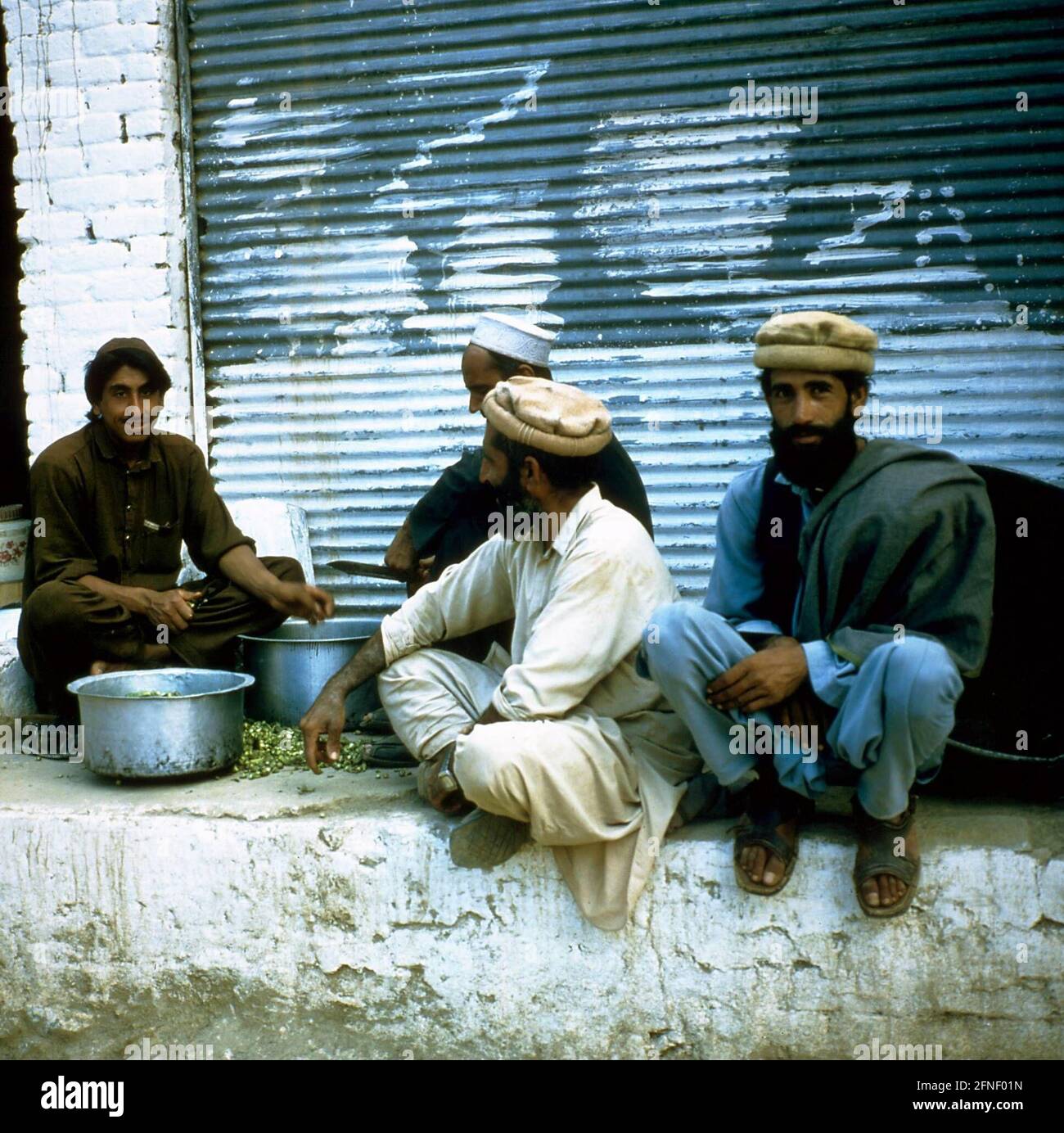 Männer vor einem Haus in Darra in der Nähe von Peshawar nahe der afghanischen Grenze. [Automatisierte Übersetzung] Stockfoto