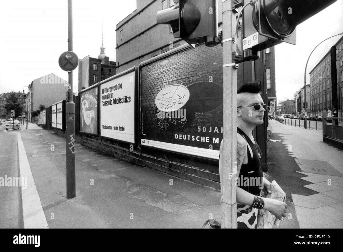 Der junge Punk geht durch die Straßen Berlins. [Automatisierte Übersetzung] Stockfoto