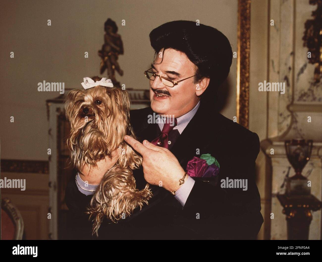 Rudolph Moshammer, Modedesigner, mit seinem Hund Daisy. [Automatisierte  Übersetzung] Stockfotografie - Alamy