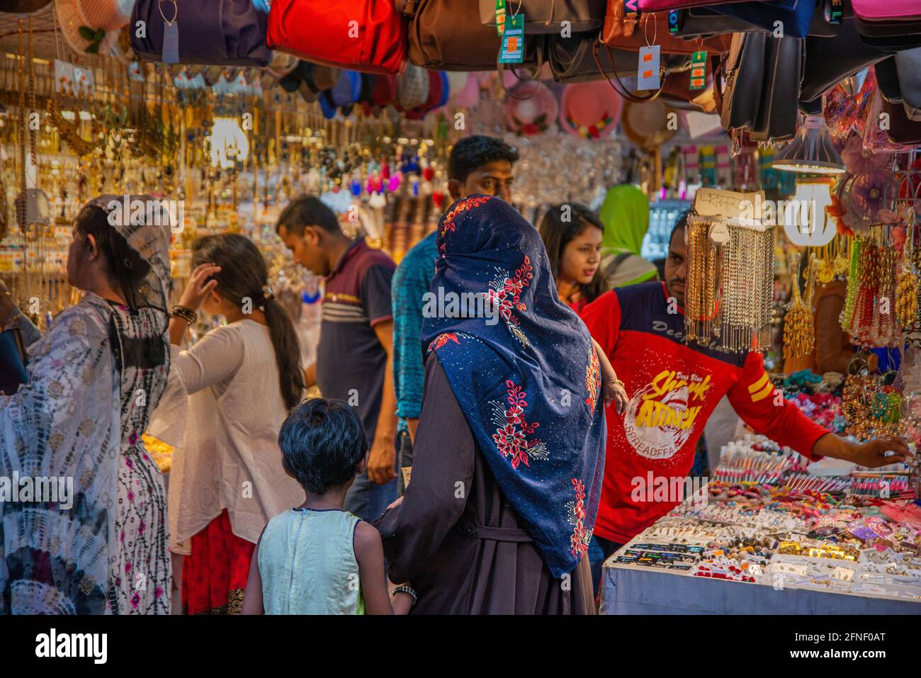 Besucher drängen sich auf der einmonatigen internationalen Khulna-Messe im Khulna Circuit House, Khulna, Bangladesch. Stockfoto