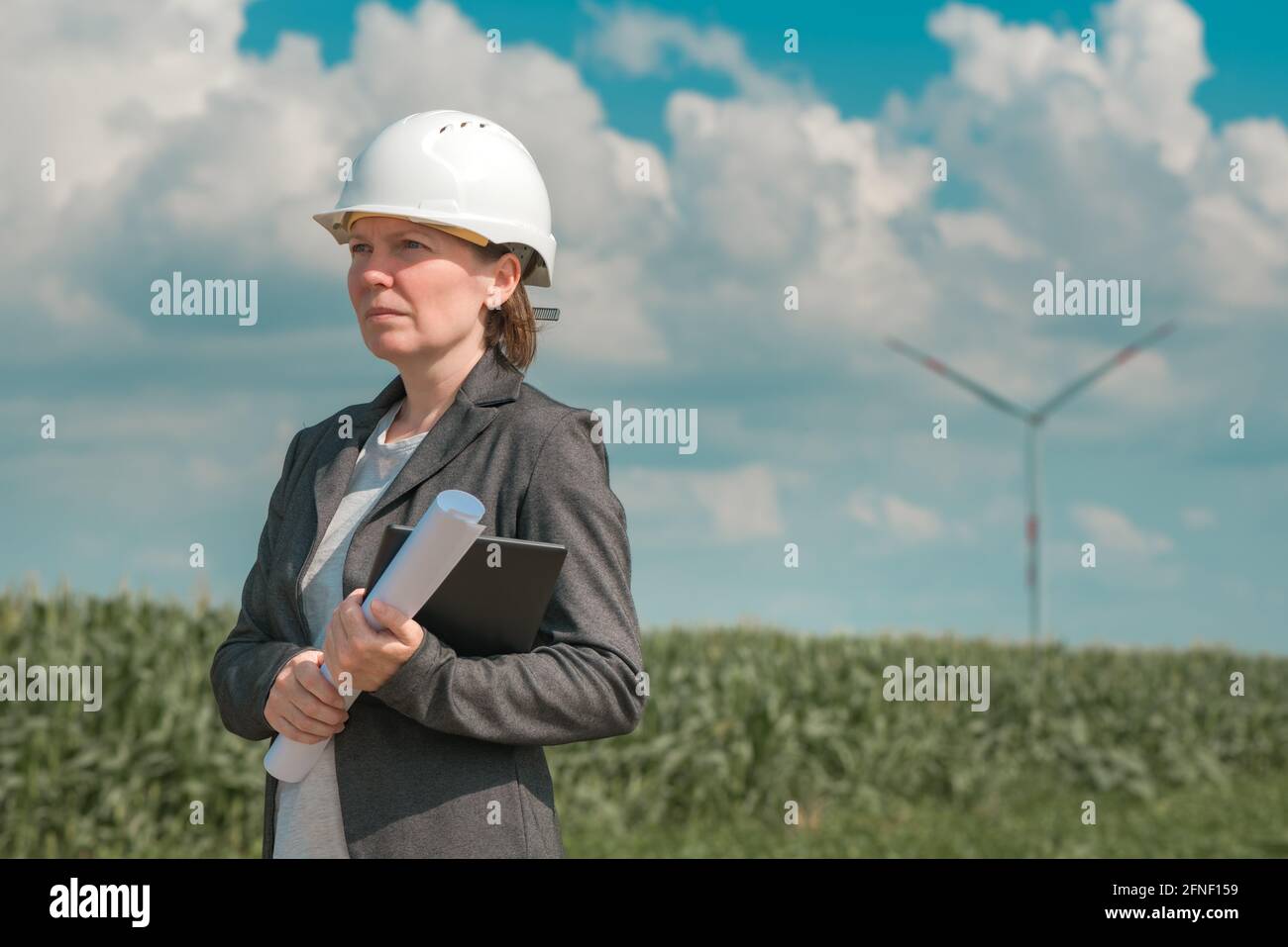 Portrait einer Ingenieurin auf dem modernen Windturbinenpark während der Wartungsplanung Stockfoto