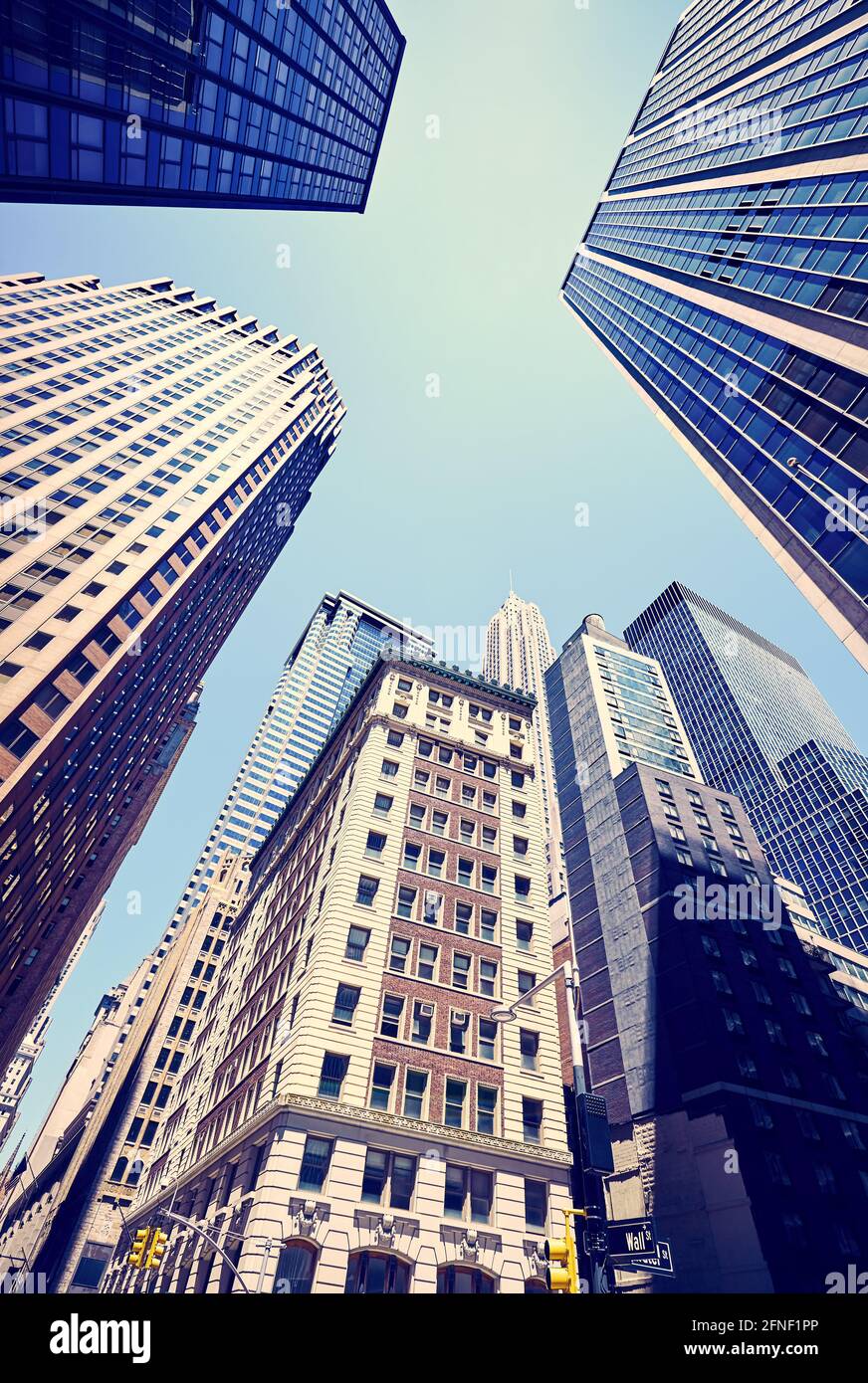 Sommer in der Stadt, Blick auf die Wolkenkratzer von New York an der Wall Street, farblich getöntes Bild, USA. Stockfoto