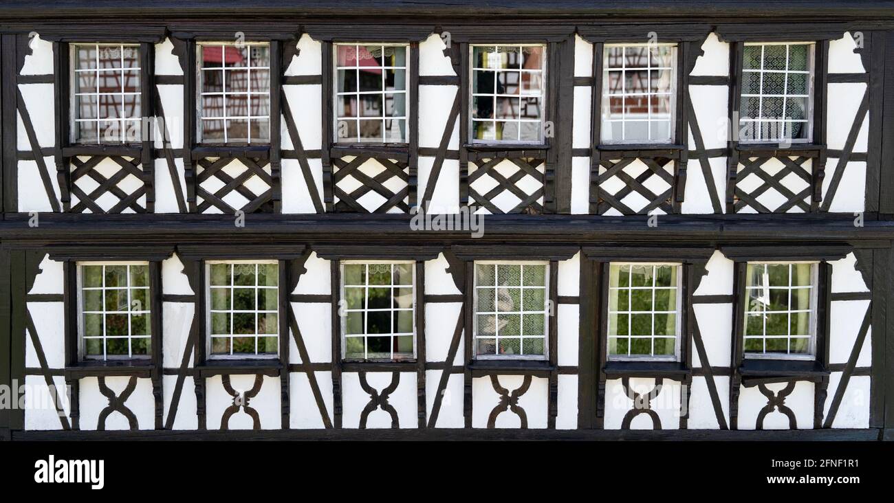 Fassadendetail eines Modellbaus Fachwerkhaus mit Fenstern Stockfoto