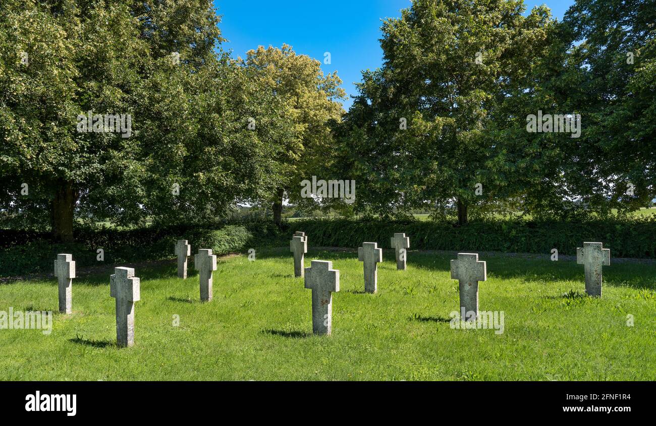 Steinkreuze auf einer Wiese in einem Park im Sommer Stockfoto