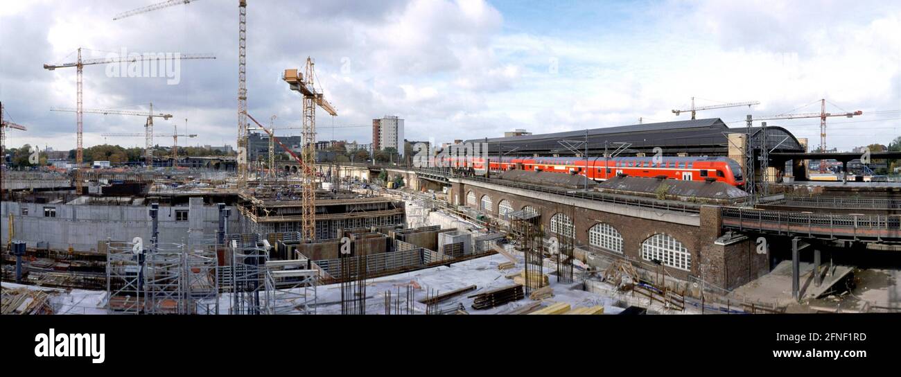 Baustelle Lehrter Bahnhof am nördlichen Spreebogen im Berliner Stadtteil Tiergarten. 2004 soll hier Europas größter Passagierbahnhof in Betrieb gehen. Der Fernbahnhof verbindet dann die Ost-West-Stadtbahn Berlins mit der teils unterirdisch verlaufenden Nord-Süd-Achse. Auf der rechten Seite des Bildes ist der S-Bahnhof Lehrter Stadtbahnhof zu sehen, der Ende 2000 abgerissen wird. [Automatisierte Übersetzung] Stockfoto