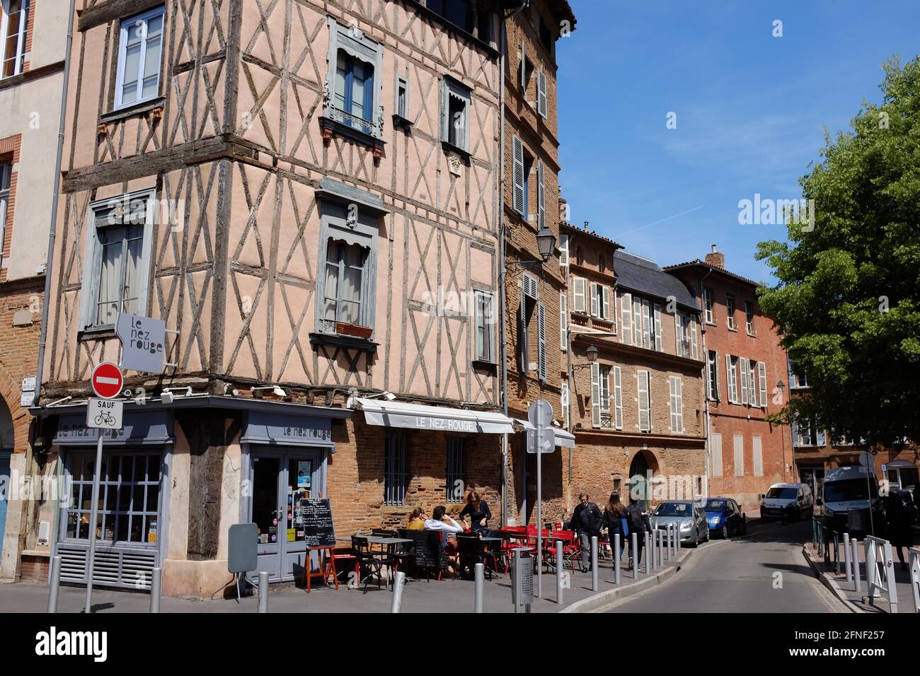 Menschen, die in einer Restaurantterrasse oder Terrasse in Toulouse, Haute-Garonne, Oczitanie, Südfrankreich essen Stockfoto