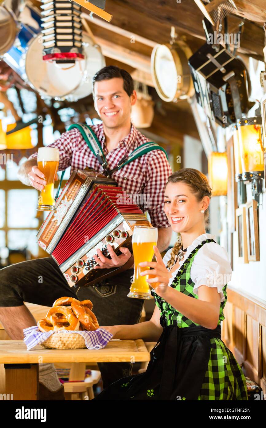Bayerisches Restaurant mit Musik, Gäste, Weißbier und Brez ' n Stockfoto