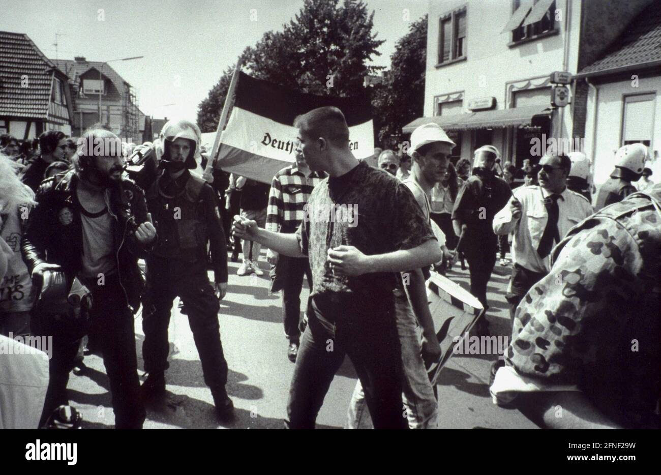 Während einer Neonazis-Demonstration in Langen bedrohen sich ein Rechtsextremist und ein Gegendemonstrator, während ein Polizist bereit ist einzugreifen. [Automatisierte Übersetzung] Stockfoto