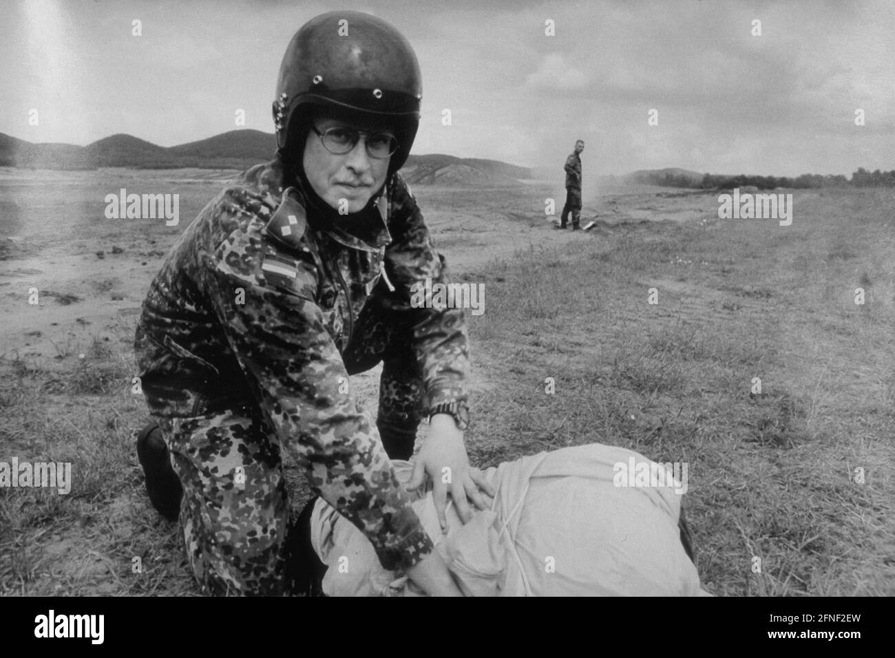 Ein Oberleutnant packt seinen Fallschirm, das Sennelager-Trainingsgebiet in der Nähe von Paderborn. [Automatisierte Übersetzung] Stockfoto