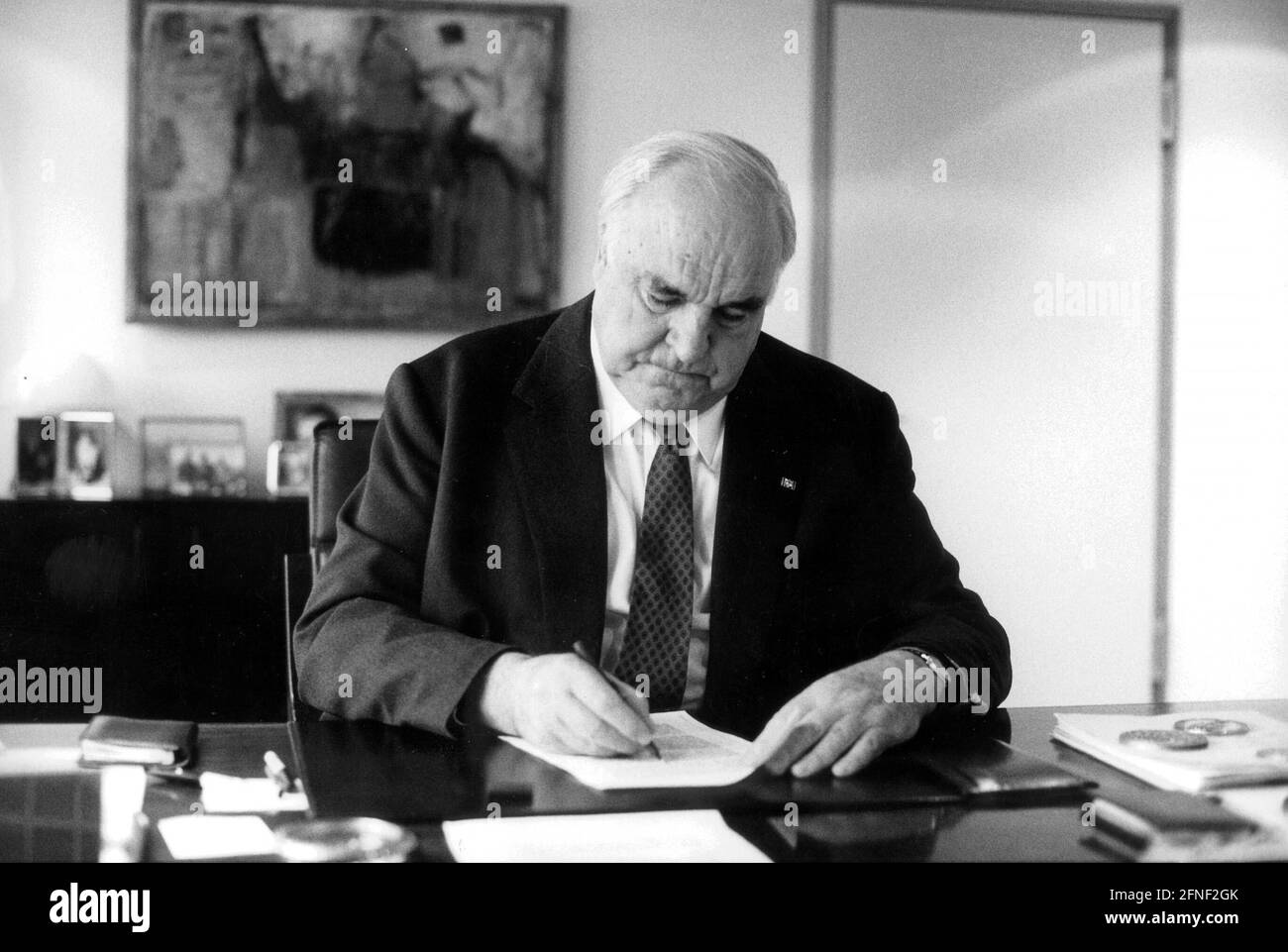 Der ehemalige deutsche Bundeskanzler Helmut Kohl in seinem Berliner Büro, nachdem er die Öffentlichkeit über die Existenz von Schwarzkonten der CDU und den Erhalt illegaler Spenden informiert hatte. [Automatisierte Übersetzung] Stockfoto