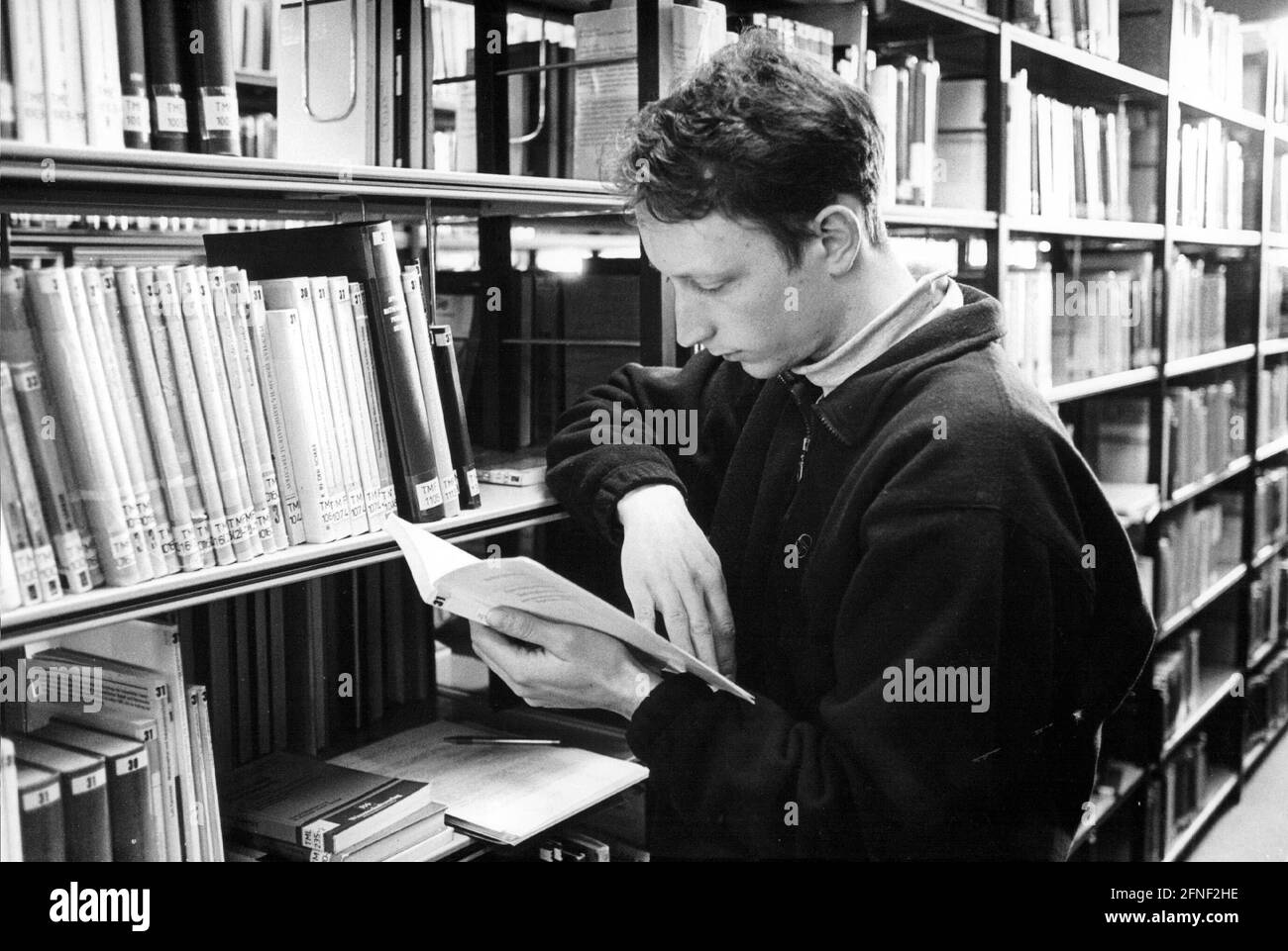 Student in der naturwissenschaftlichen Bibliothek der Universität Essen. [Automatisierte Übersetzung] Stockfoto
